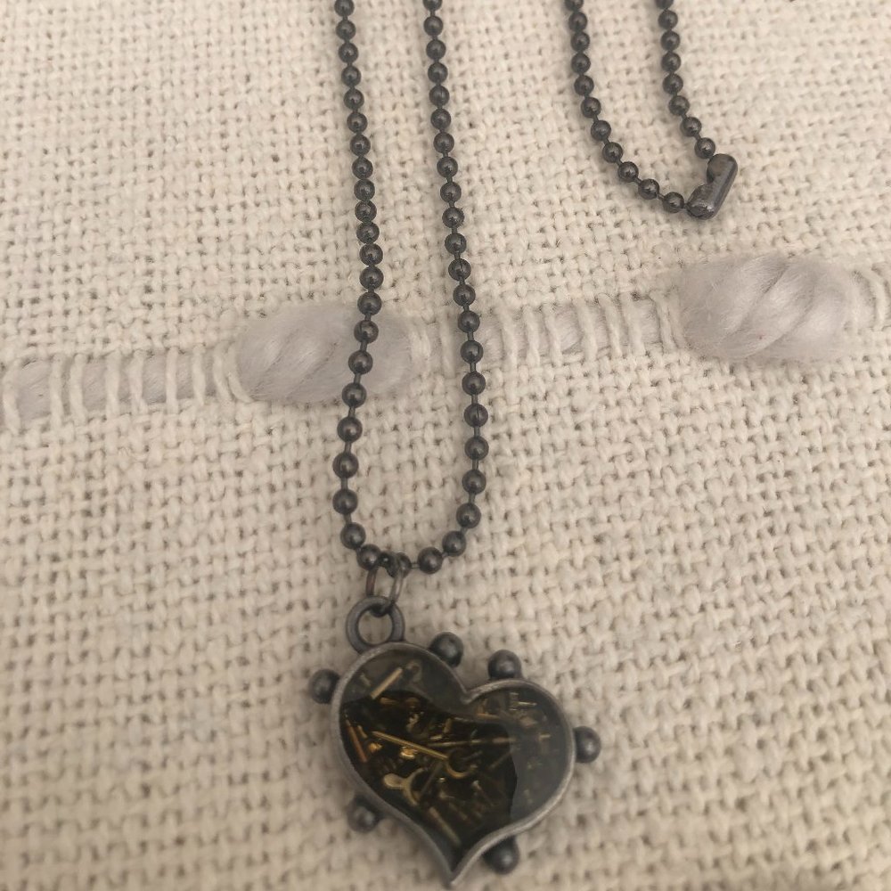 Artistic heart pendant necklace